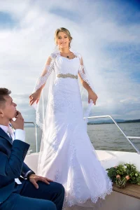 27 svatebni fotograf zenich a nevesta na lodi lipno nad vltavou