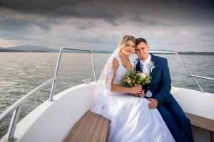 29 svatebni foto romantika na lodi lipno nad vltavou